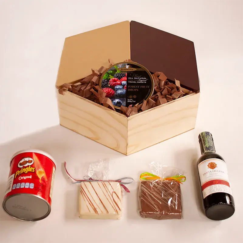Caja en forma hexagonal de madera con botella de vino Santa Helena Picolo, papas pringles 37g, alfajores, dulces y tarjeta personalizable. 